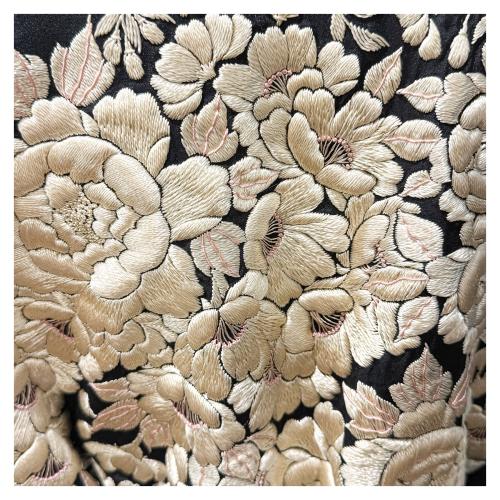 BATA TIPO KIMONO DE LA SEGUNDA MITAD DEL SIGLO XX
