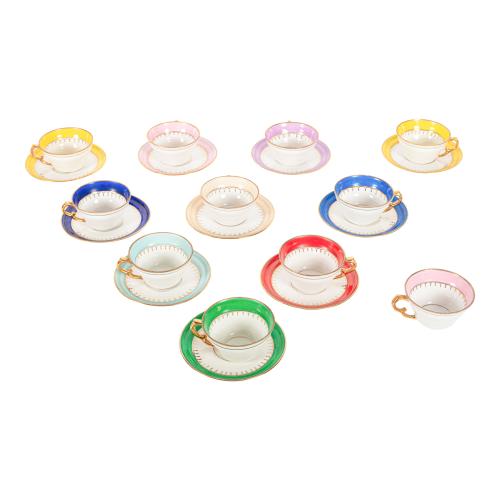 CONJUNTO DE TAZAS Y PLATOS SEGUNDO TERCIO DEL SIGLO XX