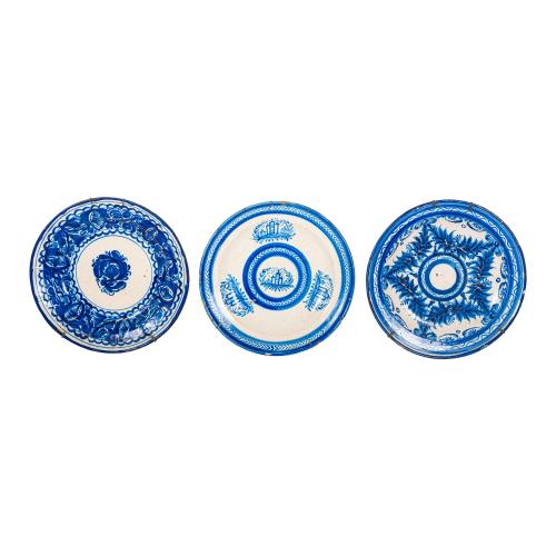 CONJUNTO DE PLATOS DE CERÁMICA DE MANISES DEL SIGLO XIX
