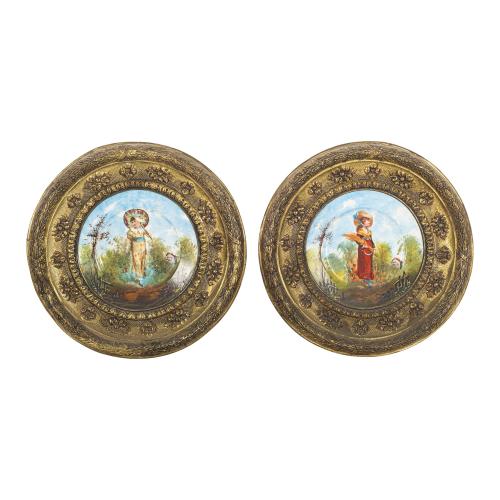 PAREJA DE PLATOS DECORATIVOS CIRCA 1900