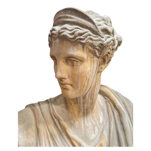 BUSTO DE DAMA CLÁSICA SOBRE PEANA DE MEDIADOS DEL S.XX