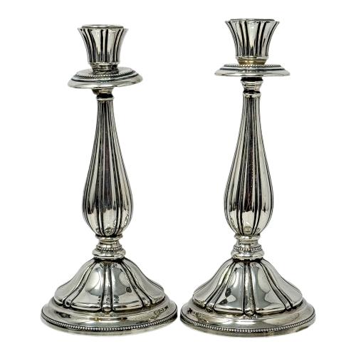 PAREJA DE CANDELEROS DE PLATA DE MEDIADOS DE SIGLO XX