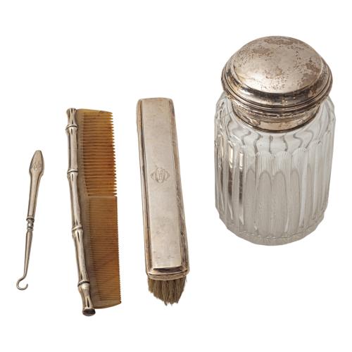 CONJUNTO DE PIEZAS DE TOCADOR DE MEDIADOS DE S. XX