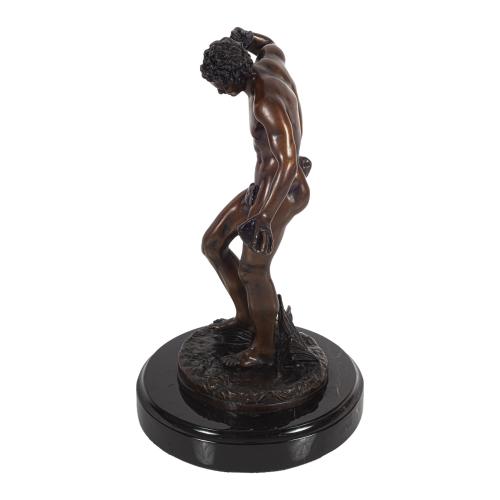 FIGURA DE FAUNO DANZANDO CON PLATILLOS
