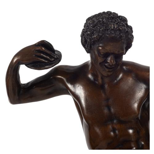 FIGURA DE FAUNO DANZANDO CON PLATILLOS