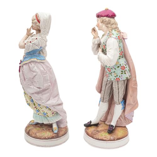 PAREJA DE FIGURAS DE PORCELANA DEL SIGLO XIX