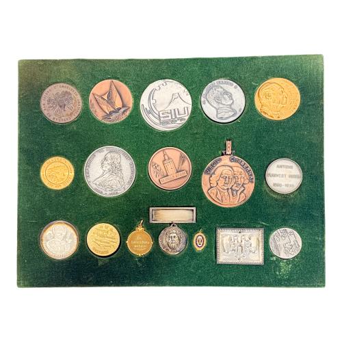 COLECCIÓN DE 17 MEDALLAS CONMEMORATIVAS