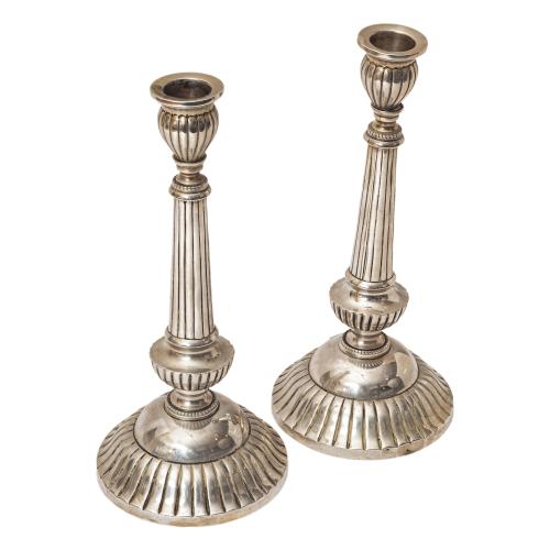 PAREJA DE CANDELEROS DE PLATA DE MEDIADOS DE S. XX