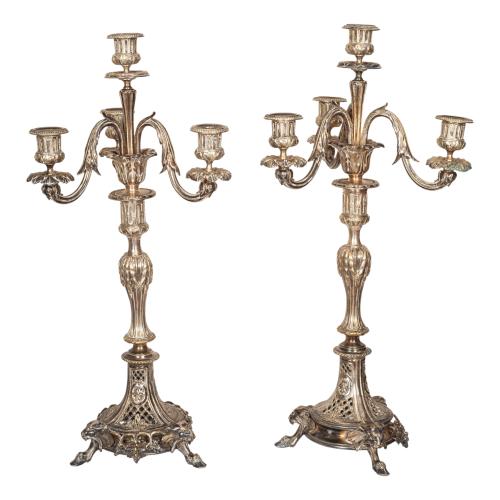 PAREJA DE CANDELABROS DE METAL PLATEADO PRIMER CUARTO S. XX