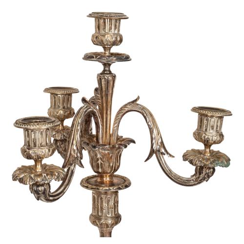 PAREJA DE CANDELABROS DE METAL PLATEADO PRIMER CUARTO S. XX