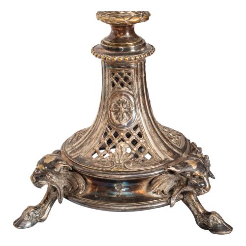 PAREJA DE CANDELABROS DE METAL PLATEADO PRIMER CUARTO S. XX